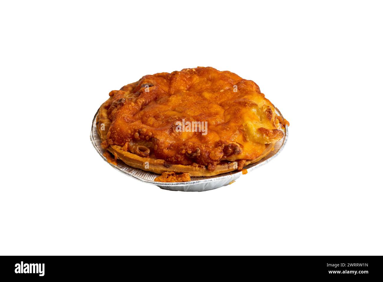Il prodotto da forno di una torta di maccheroni su sfondo bianco Foto Stock