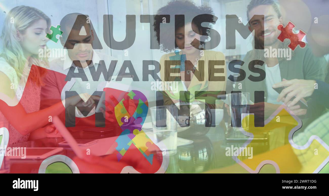 Immagine di puzzle colorati, testo autistico sui colleghi di lavoro con dispositivi elettronici Foto Stock