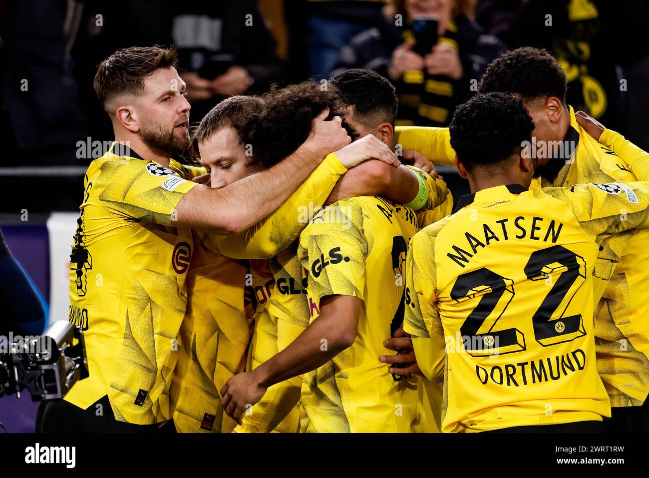 DORTMUND , GERMANIA - 13 MARZO: Marco Reus (Borussia Dortmund) segna il 2-0 celebrando il suo gol con i compagni di squadra durante la UEFA Champions League 2023 Foto Stock