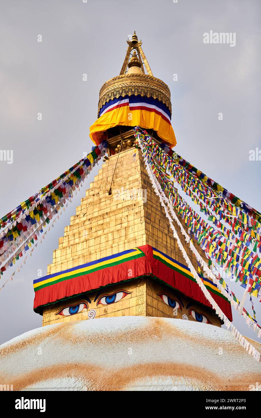 Stupa Boudhanath a Kathmandu, Nepal decorato occhi di saggezza del Buddha e bandiere di preghiera, le attrazioni turistiche più popolari di Kathmandu che riflettono armoniou Foto Stock