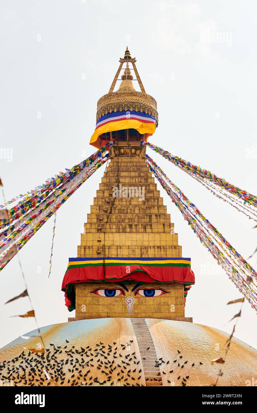 Stupa Boudhanath a Kathmandu, Nepal decorato occhi di saggezza del Buddha e bandiere di preghiera, le attrazioni turistiche più popolari di Kathmandu che riflettono armoniou Foto Stock