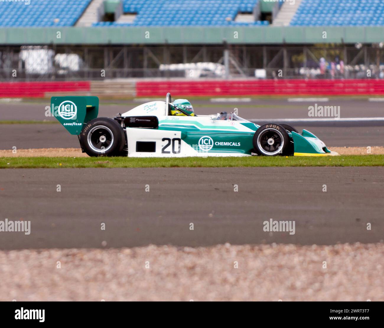 Simon Fish guida la sua White, Green and Yellow, 1978, Chevron B42, durante il Derek Bell Trophy per HSCC Formula Libre, al Silverstone Festival 2023 Foto Stock