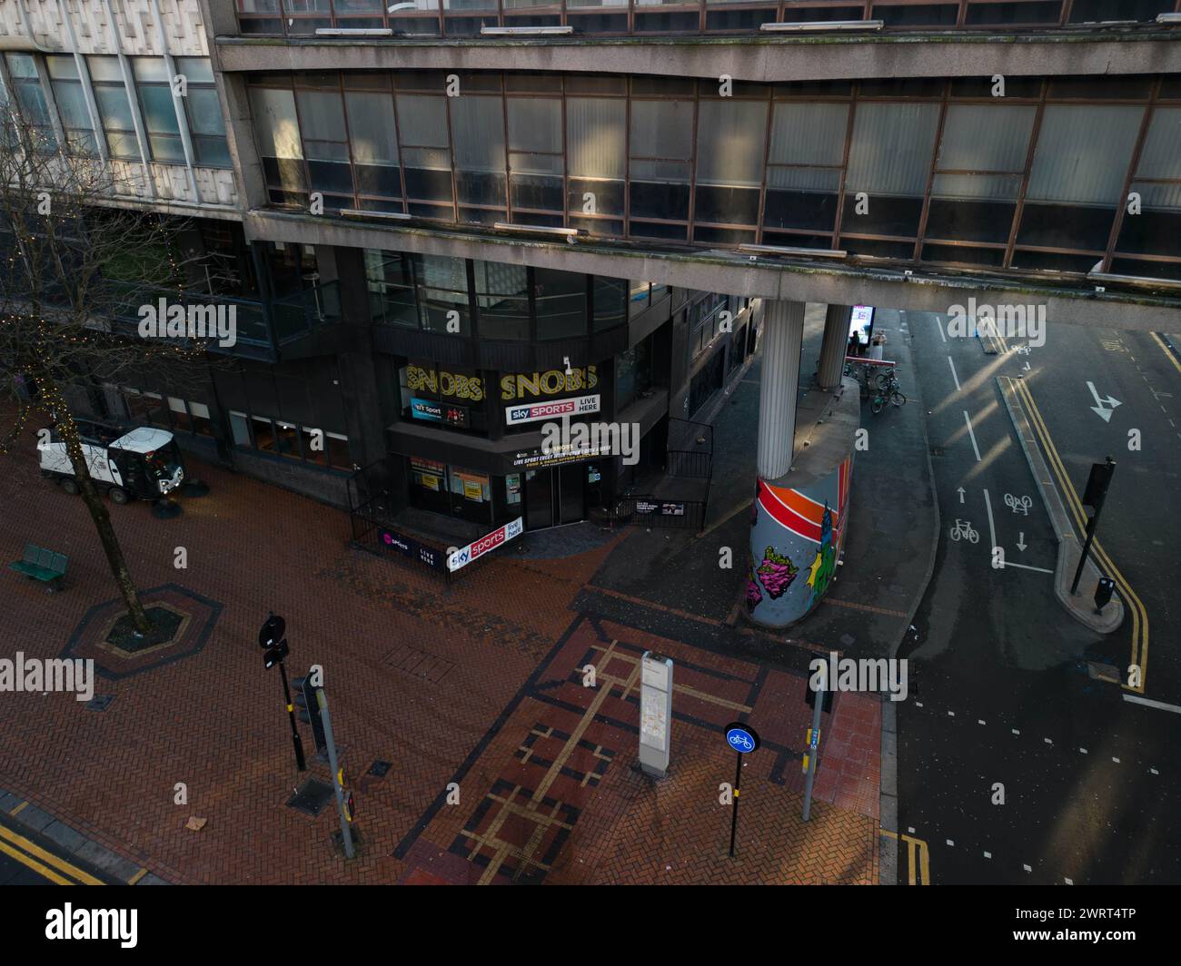 Smallbrook Queensway, Birmingham, 4 marzo 2024 - il vecchio nightclub SMALLBROOK Queensway è destinato a essere demolito insieme all'intero "Wavy" Ringway Centre nel centro di Birmingham dopo che i consiglieri hanno approvato la costruzione di una torre di 48 piani, compreso un podio di 9 piani, comprendente 571 edifici per affittare appartamenti, e delineare i piani per altre due torri che si innalzano a 44 e 56 piani. Il centro di Ringway è stato costruito come parte dello schema Inner Ring Road negli anni '1950 ed è notevole per la sua delicata e ampia elevazione frontale curva. Il night club SNOBS si è trasferito nell'edificio nel 2014 dopo il suo pr Foto Stock