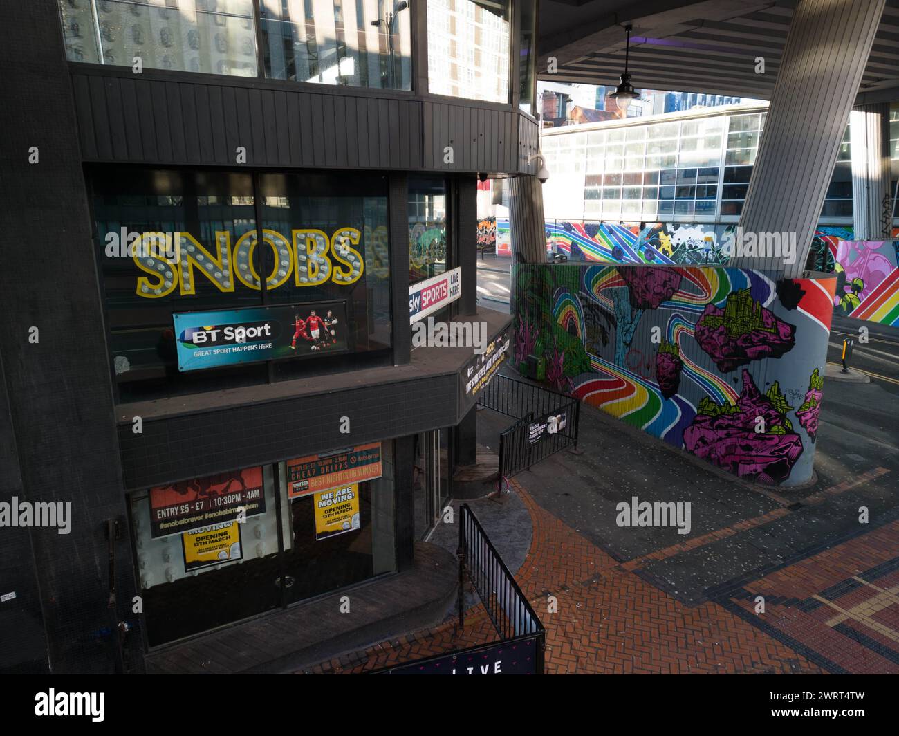 Smallbrook Queensway, Birmingham, 4 marzo 2024 - il vecchio nightclub SMALLBROOK Queensway è destinato a essere demolito insieme all'intero "Wavy" Ringway Centre nel centro di Birmingham dopo che i consiglieri hanno approvato la costruzione di una torre di 48 piani, compreso un podio di 9 piani, comprendente 571 edifici per affittare appartamenti, e delineare i piani per altre due torri che si innalzano a 44 e 56 piani. Il centro di Ringway è stato costruito come parte dello schema Inner Ring Road negli anni '1950 ed è notevole per la sua delicata e ampia elevazione frontale curva. Il night club SNOBS si è trasferito nell'edificio nel 2014 dopo il suo pr Foto Stock