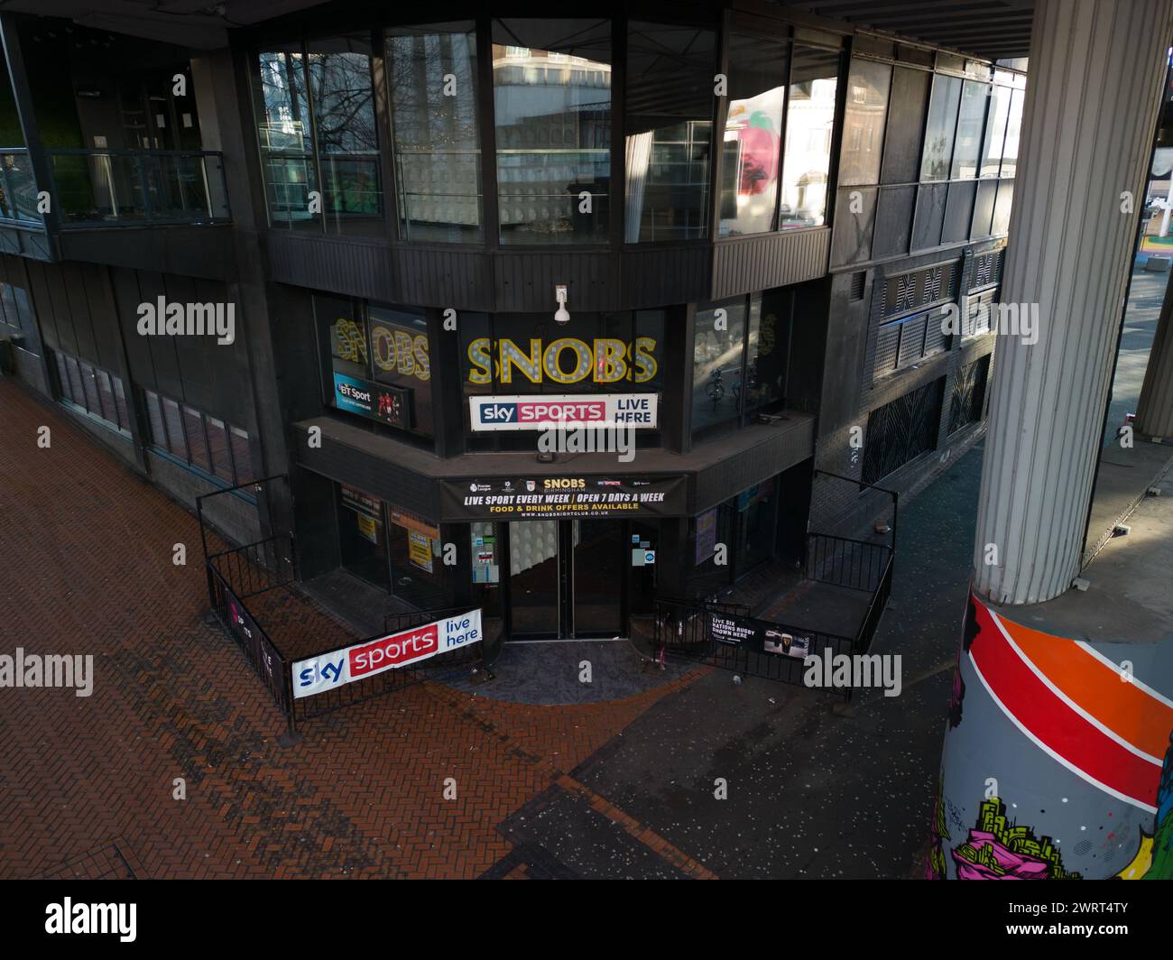 Smallbrook Queensway, Birmingham, 4 marzo 2024 - il vecchio nightclub SMALLBROOK Queensway è destinato a essere demolito insieme all'intero "Wavy" Ringway Centre nel centro di Birmingham dopo che i consiglieri hanno approvato la costruzione di una torre di 48 piani, compreso un podio di 9 piani, comprendente 571 edifici per affittare appartamenti, e delineare i piani per altre due torri che si innalzano a 44 e 56 piani. Il centro di Ringway è stato costruito come parte dello schema Inner Ring Road negli anni '1950 ed è notevole per la sua delicata e ampia elevazione frontale curva. Il night club SNOBS si è trasferito nell'edificio nel 2014 dopo il suo pr Foto Stock