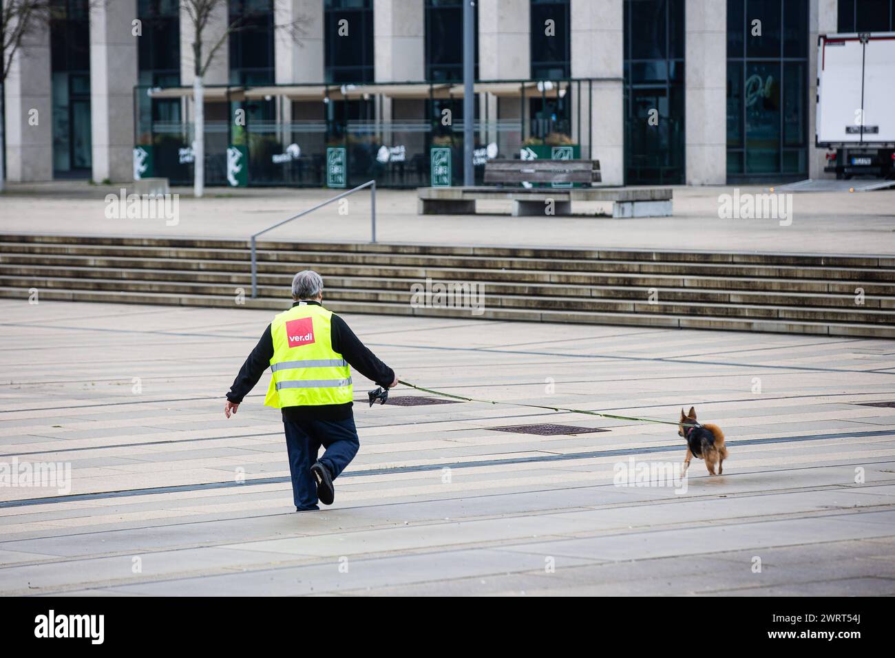 Ein Streik Teilnehmer mit seinem Hund vor dem Terminal des Flughafen. Warnstreik der Gewerkschaft ver.di AM 14. März 2024 AM Flughafen Berlin Brandenburg BER . Die Beschäftigten, Die in der Fluggastkontrolle, in der Personen- und Warenkontrolle, der Frachtkontrolle und in Servicebereichen tätig sind rufen im Rahmen eines bundesweiten Streiks am Donnerstag, 14. März 2024, zu einem ganztägigen Streik auf. Streik am Flughafen Berlin Brandenburg *** Un partecipante allo sciopero con il suo cane davanti al terminal dell'aeroporto avvertimento sciopero del sindacato ver di il 14 marzo 2024 a Berlino Brandeburgo A Foto Stock