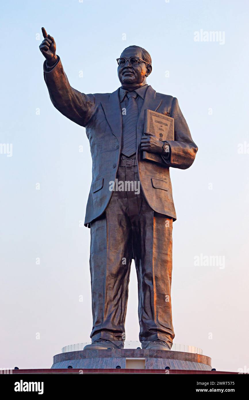 Statua del dottor B R Ambedkar vicino a Hussain Sagar, Hyderabad, India. Foto Stock