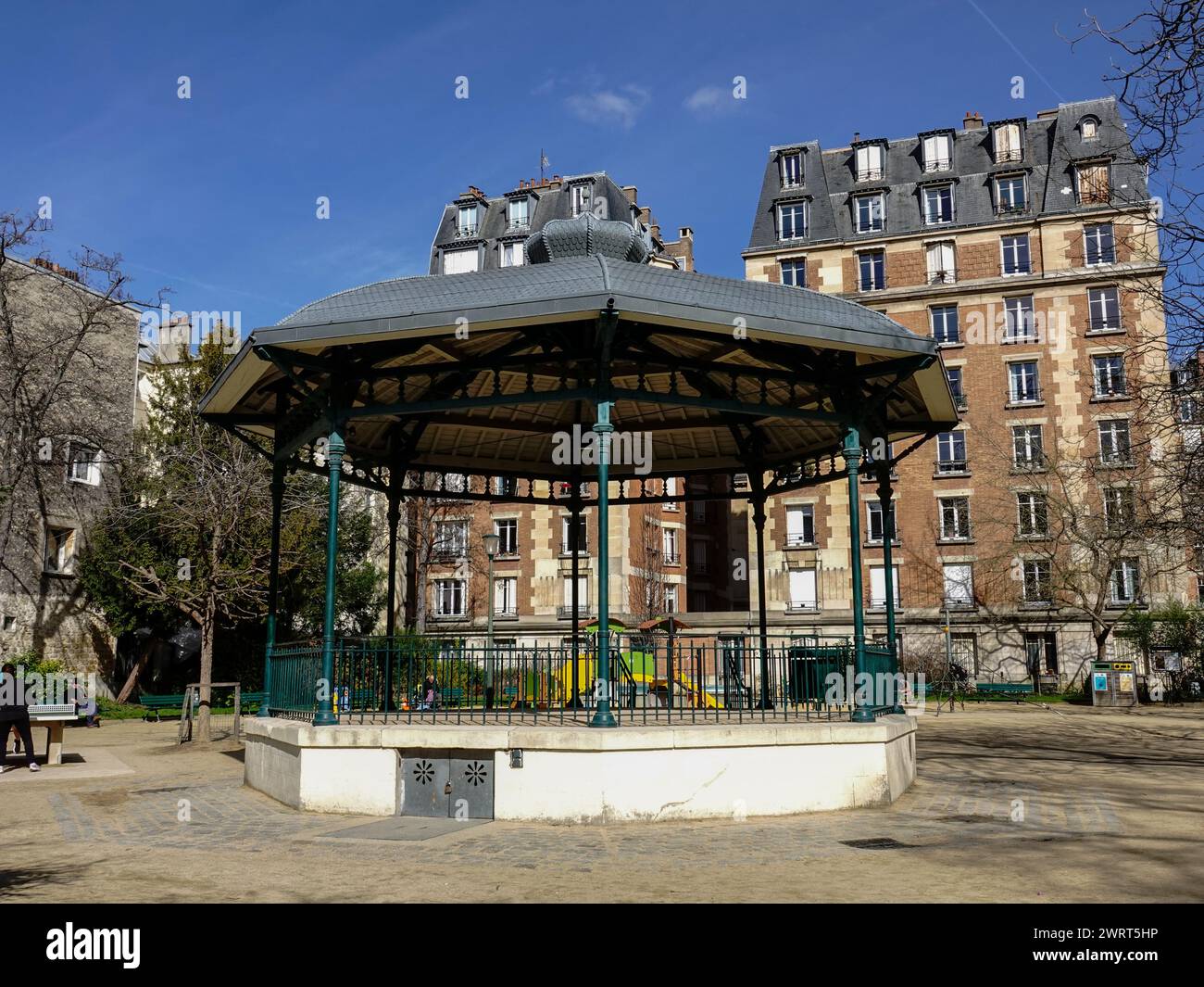 Tribuna di ferro in Square Violet, un gioiello nascosto, parco, nel 15° arrondissement dal 1876, onora la memoria di Léonard Violet (1791-1881), Foto Stock