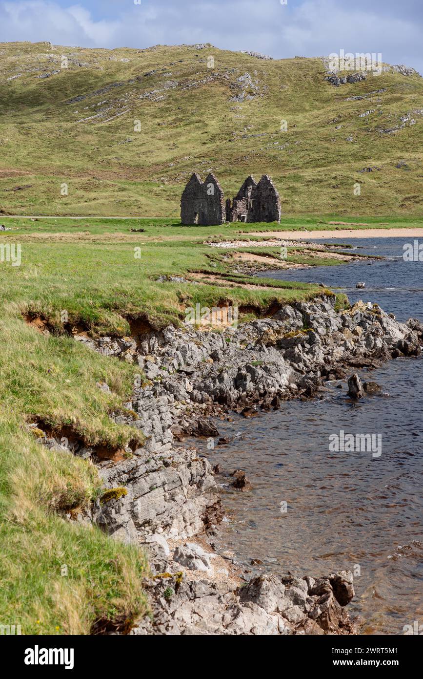 Le rovine di calda House contro le verdeggianti Highlands scozzesi. Una costa frastagliata anticipa la scena, conducendo lo sguardo verso la struttura storica Foto Stock