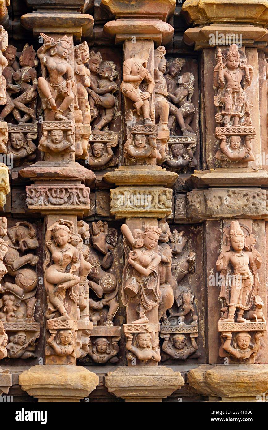 Smorzatori indolenti con l'area incassata piena di coppie amorose nel livello superiore e vyala ibride nel livello inferiore. Tempio di Shiva, Mahadeva TEM Foto Stock