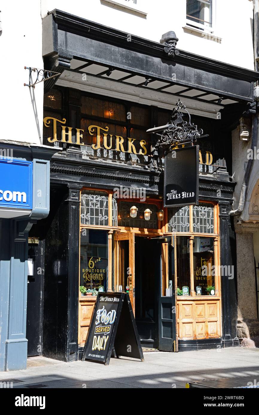 Vista frontale del Turks Head Pub lungo High Street nel centro della città, Exeter, Devon, Regno Unito, Europa. Foto Stock