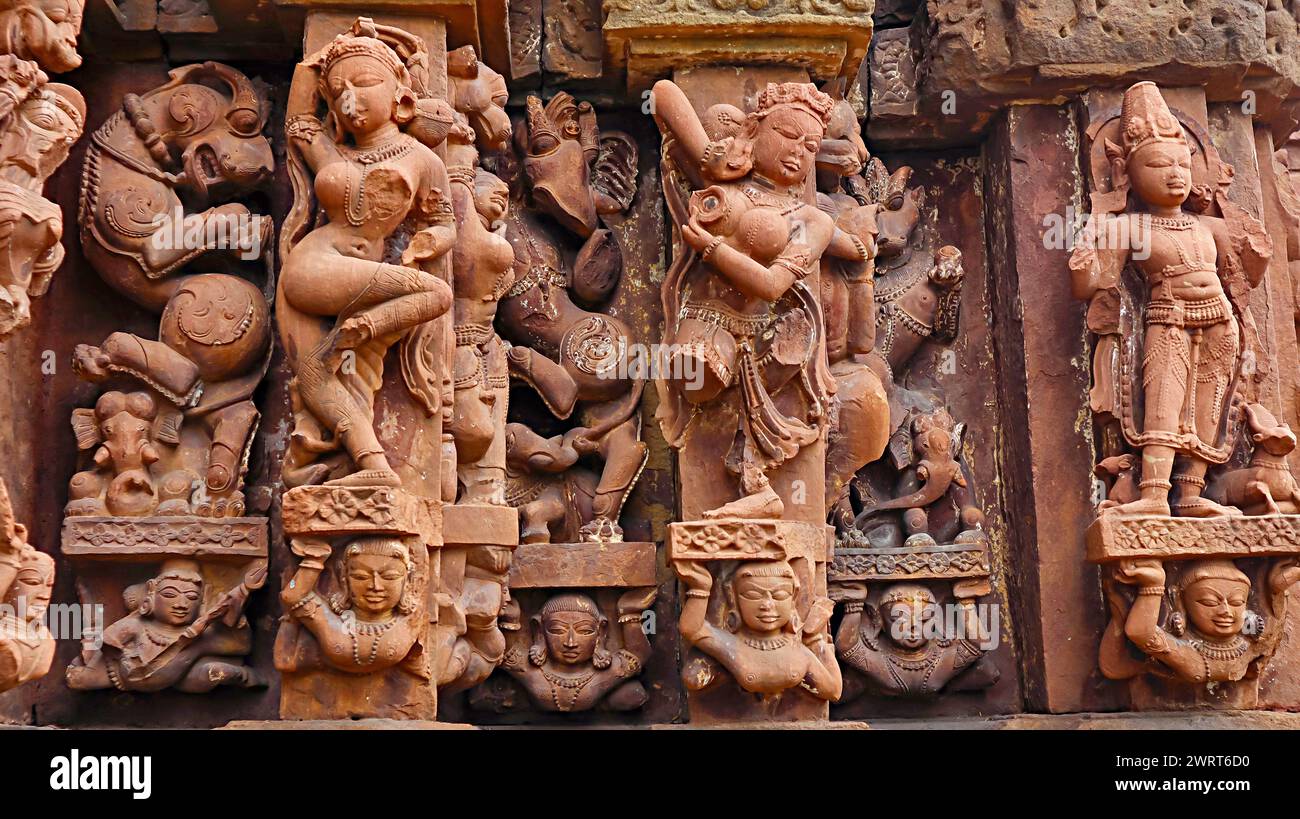 Smorzatori indolenti con l'area incassata riempita di vyala ibrida nel livello inferiore. Tempio di Shiva, tempio Mahadeva, Pali, Bilaspur, Chhattisgarh, poll Foto Stock