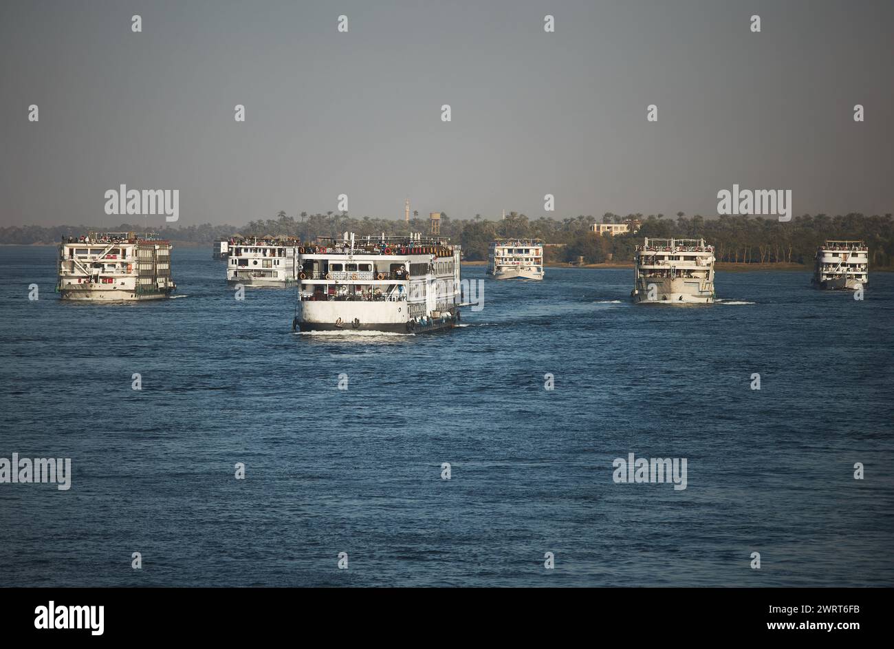 Navi da crociera sul Nilo. Viaggio estivo. Un modo popolare per i turisti di vedere l'antico Egitto. Escursione egiziana. Antico Egitto. Destinazione per le vacanze Foto Stock