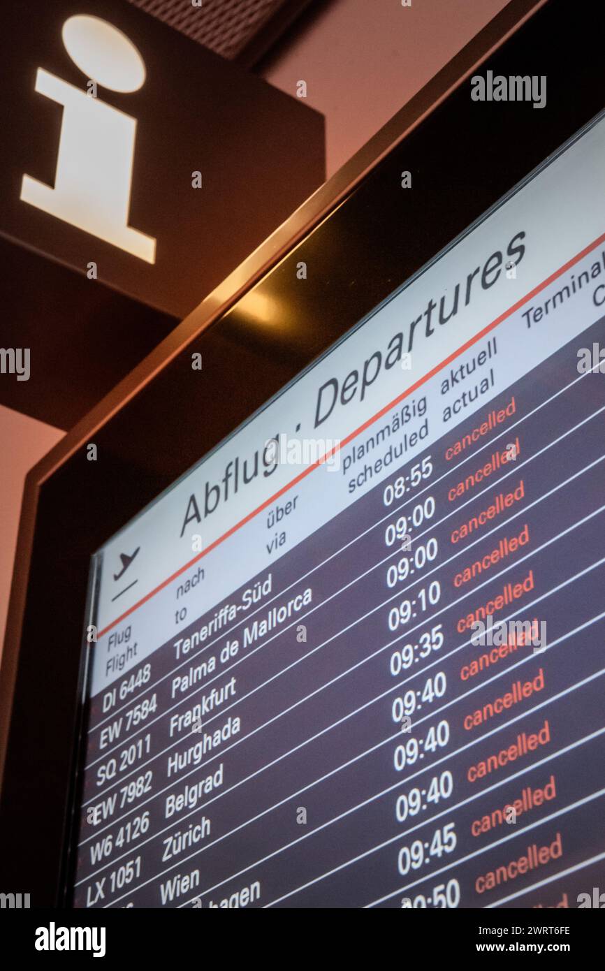 Amburgo, Germania, 14 marzo 2024 - sciopero Verdi da parte del personale di sicurezza: Info monitor con voli cancellati. Foto Stock