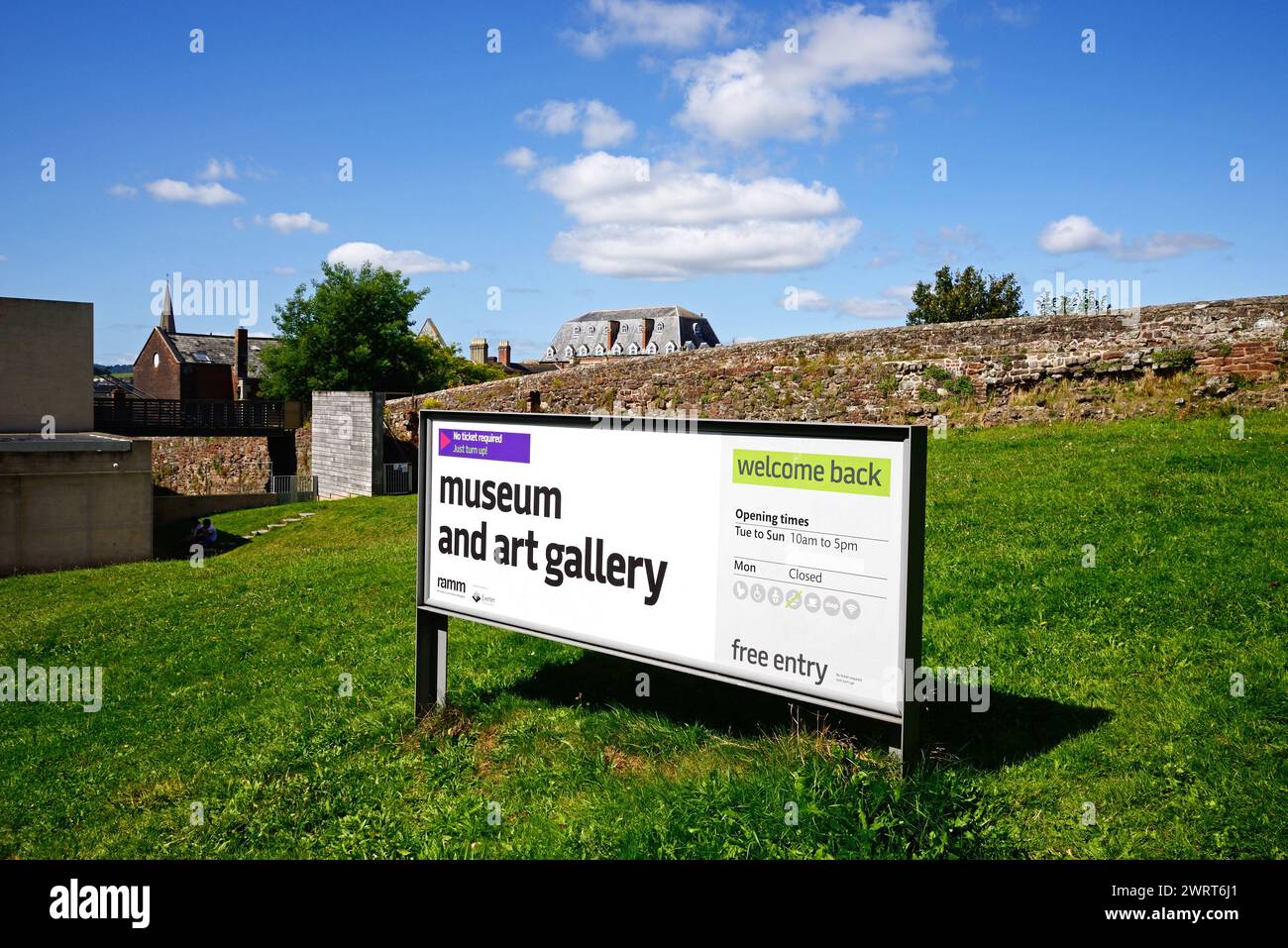Segui le indicazioni per l'Exeter City Council Royal Albert Memorial Museum and Art Gallery con le mura romane sul retro, Exeter, Devon, Regno Unito, Europa. Foto Stock