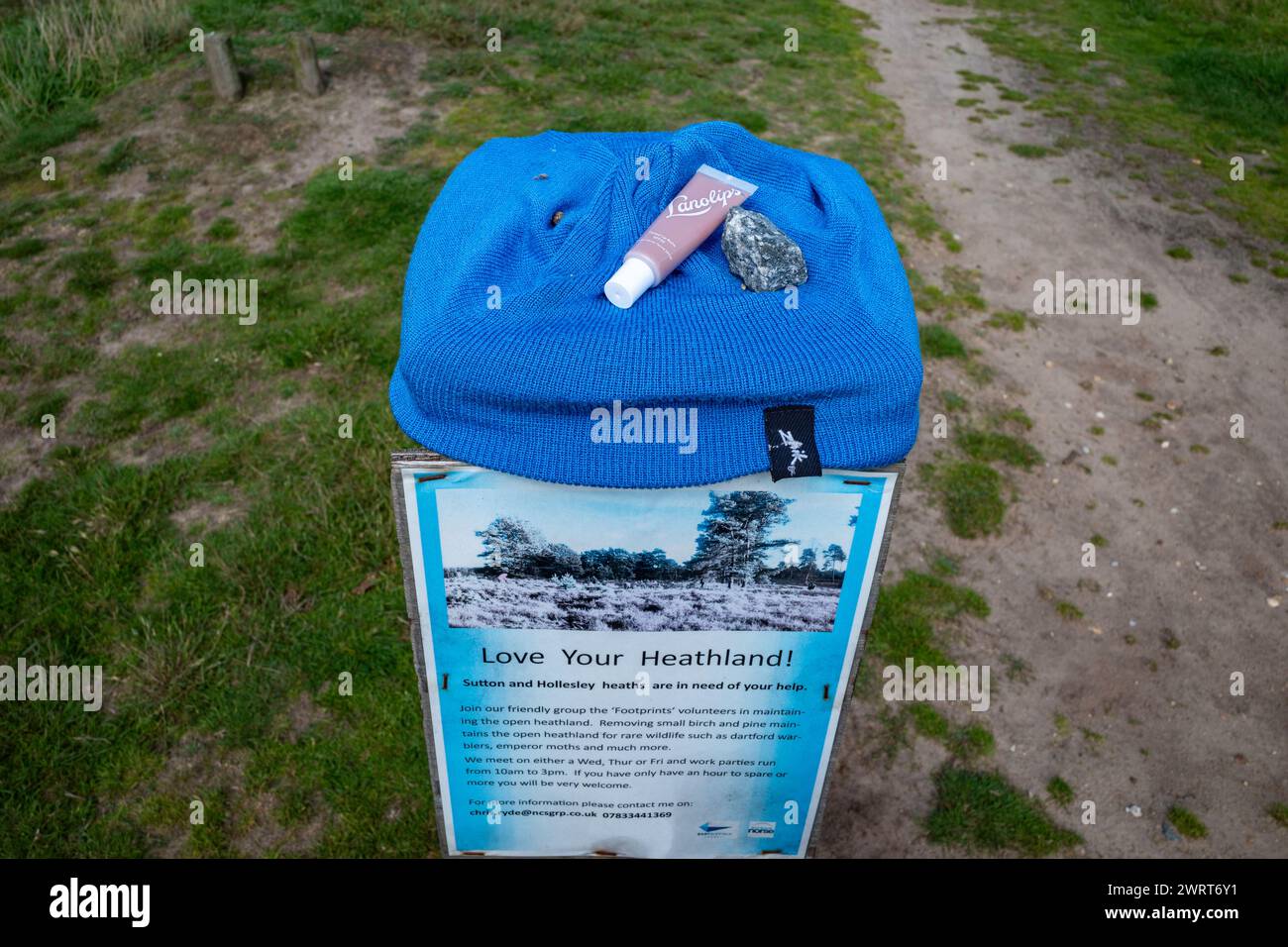 Cappello di legno e balsamo per labbra "persi e trovati" Foto Stock