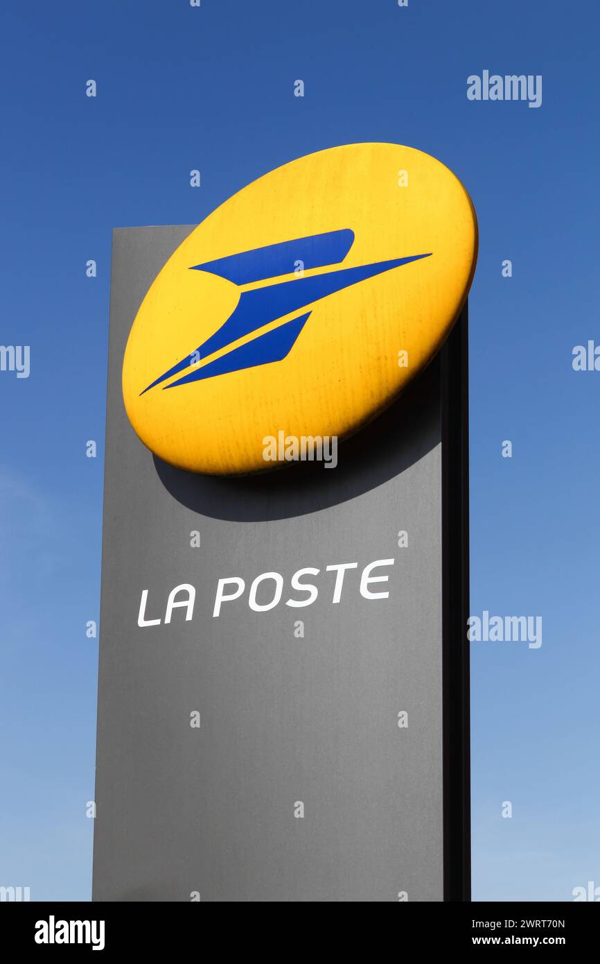 Belleville, Francia - 15 marzo 2020: La Poste è una società di servizi postali francese Foto Stock
