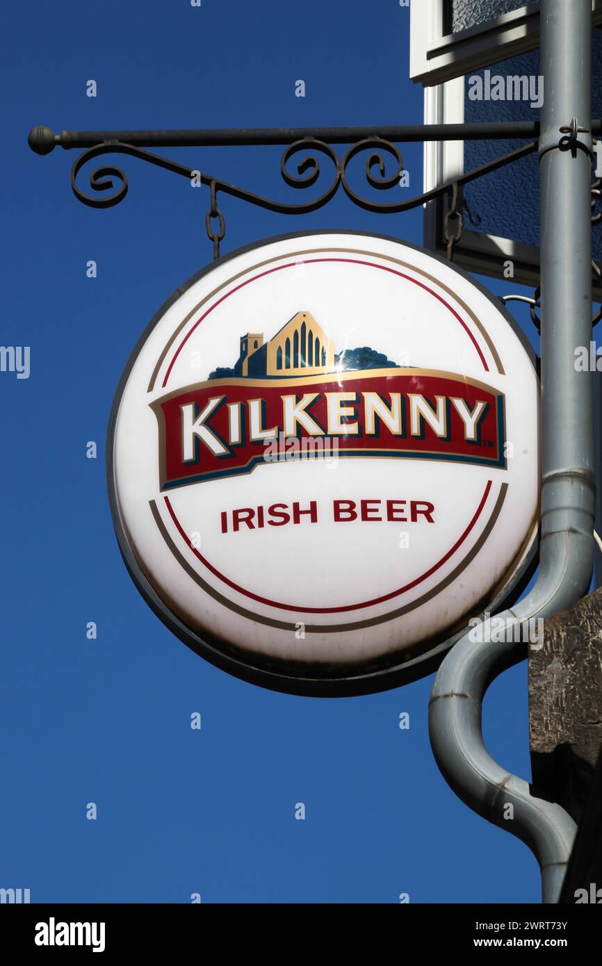 Odense, Danimarca - 13 agosto 2020: Logo della birra Kilkenny su un cartello. Kilkenny è una crema irlandese nitrogenata di Guinness Foto Stock