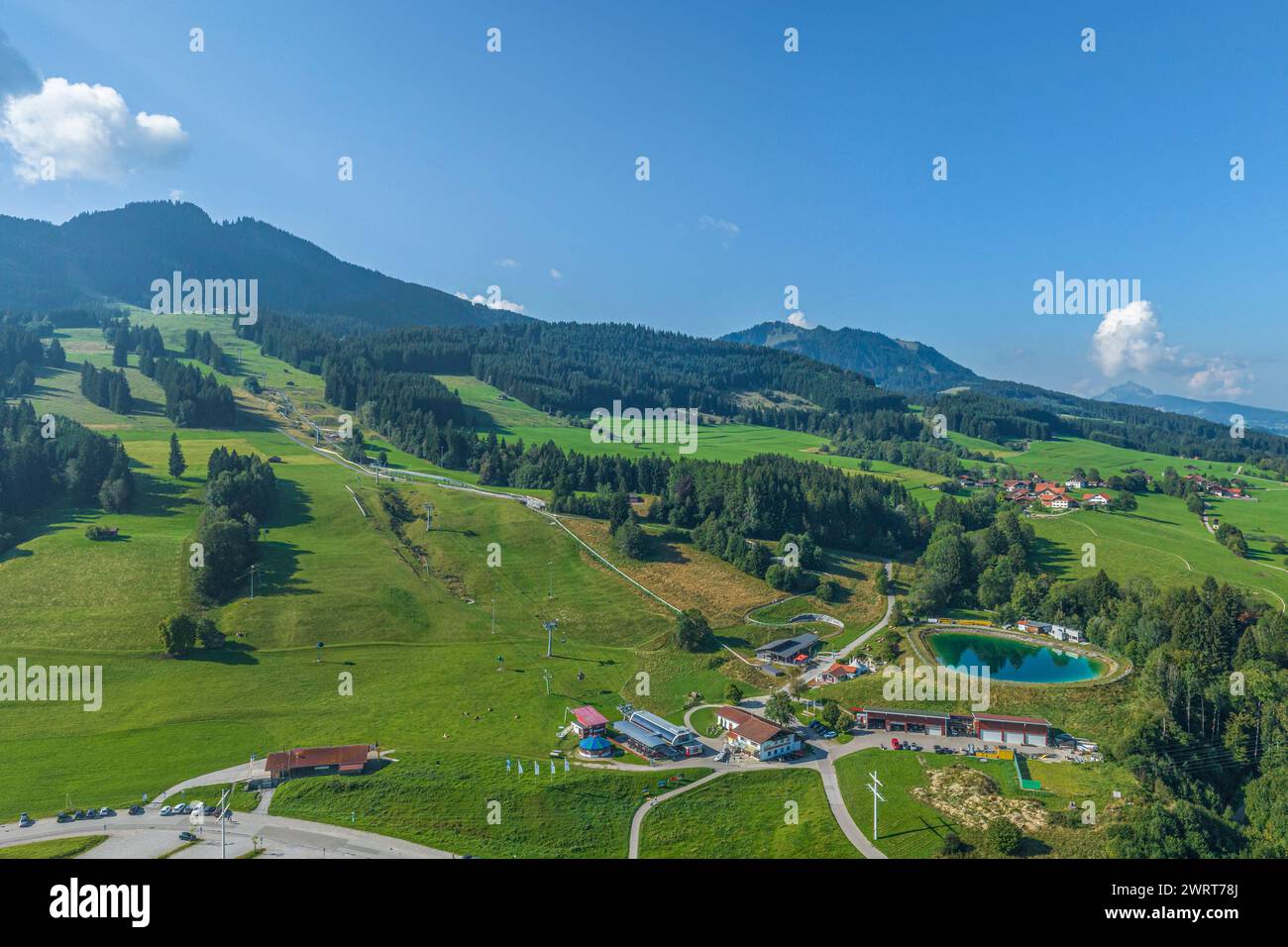 Vista della stazione climatica di Nesselwang nel Allgäu in una giornata di sole a fine estate Foto Stock