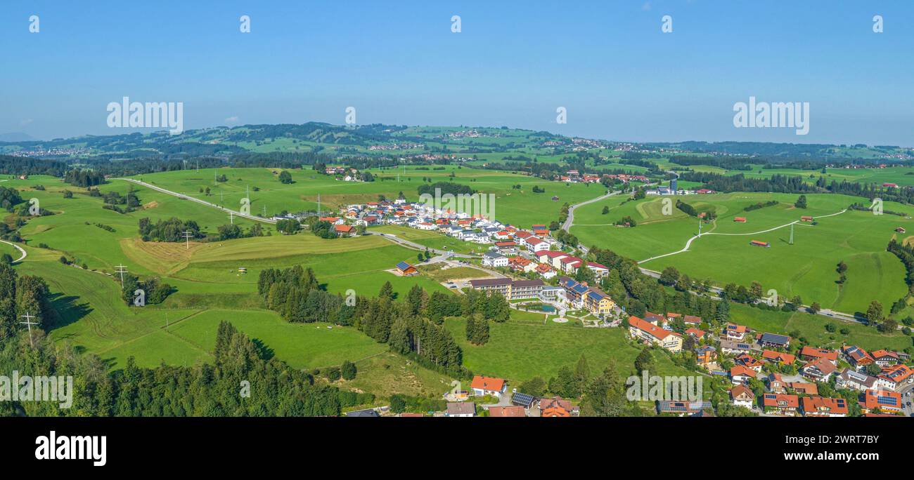 Vista della stazione climatica di Nesselwang nel Allgäu in una giornata di sole a fine estate Foto Stock