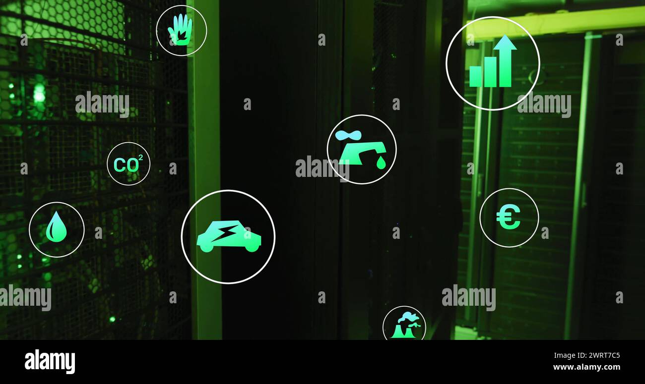 Immagine di icone ecologiche ed elaborazione dei dati su server informatici Foto Stock