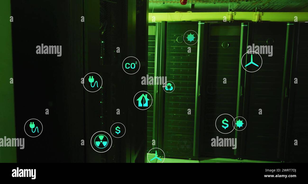 Immagine di icone ecologiche ed elaborazione dei dati su server informatici Foto Stock