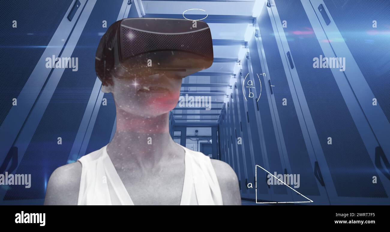 La donna con visore VR nella sala server incarna il concetto di rete digitale globale. Foto Stock