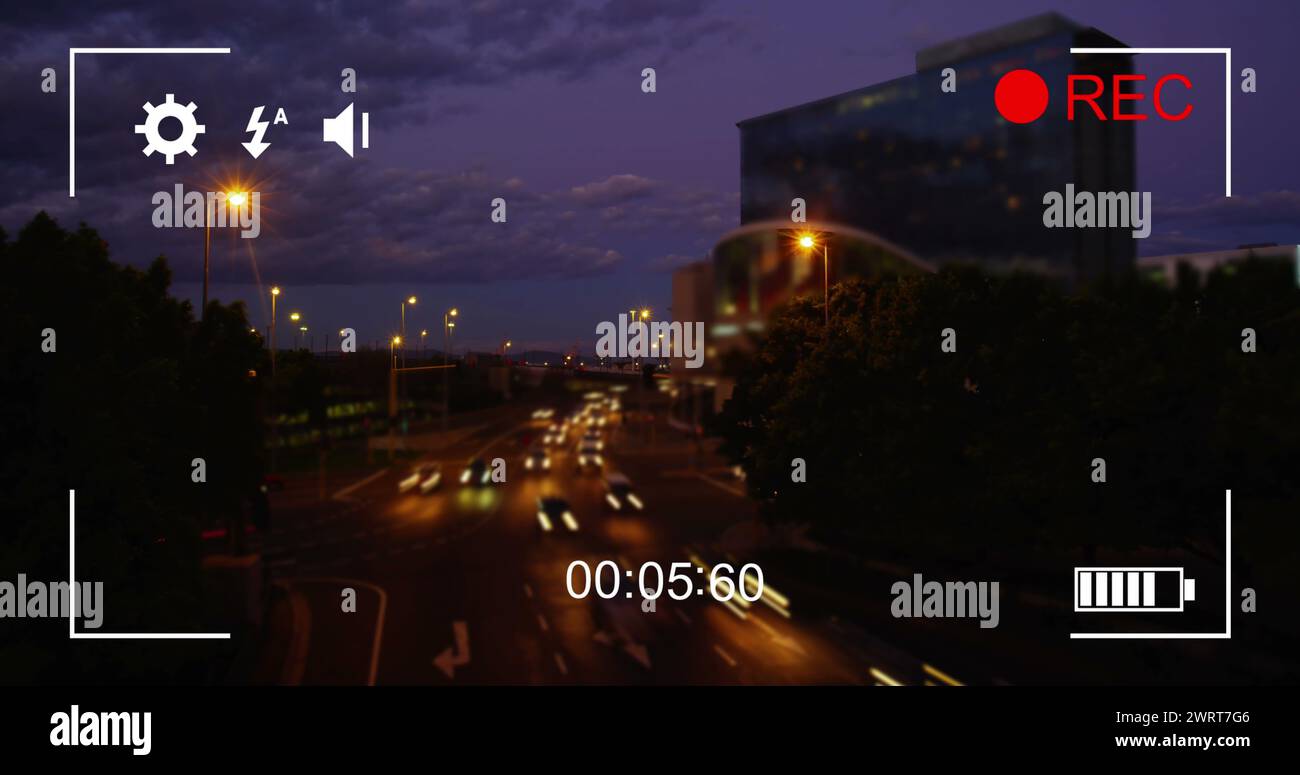 Immagine del traffico notturno in rapido movimento, visualizzata sullo schermo di una fotocamera digitale in modalità di registrazione con icona Foto Stock