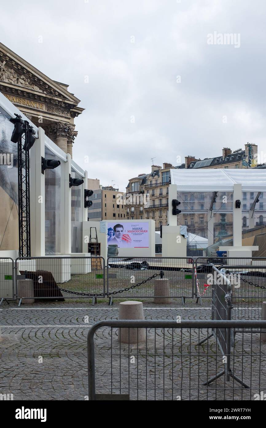 Parigi, Francia. 20 febbraio 2024. Ritratto di Missak Manouchian di fronte al Panthéon in mezzo ai preparativi della sua Panteonizzazione (verticale) Foto Stock
