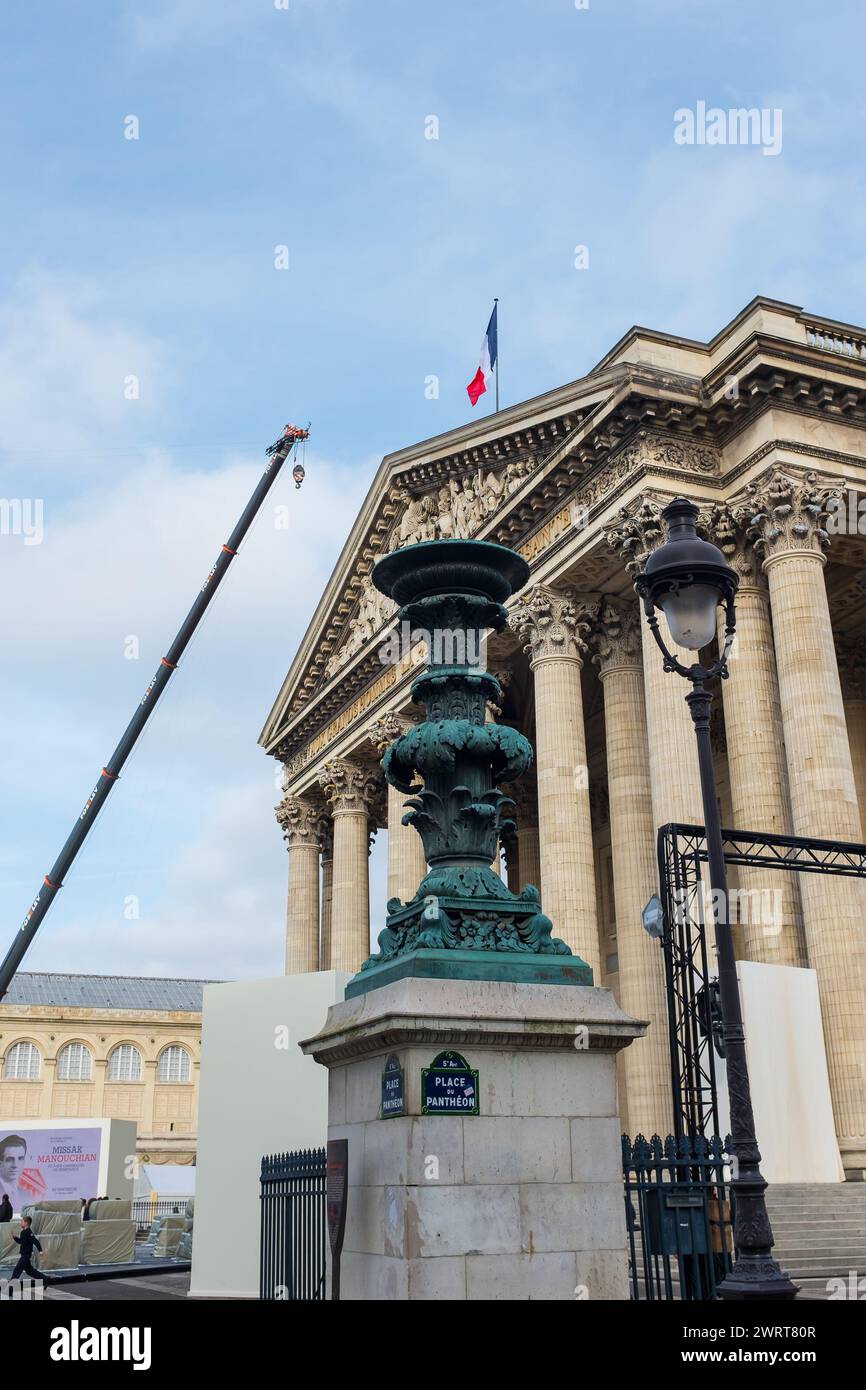 Parigi, Francia. 20 febbraio 2024. Vista dei preparativi per la Panteonizzazione di Missak Manouchian di fronte al Pantheon (verticale) Foto Stock