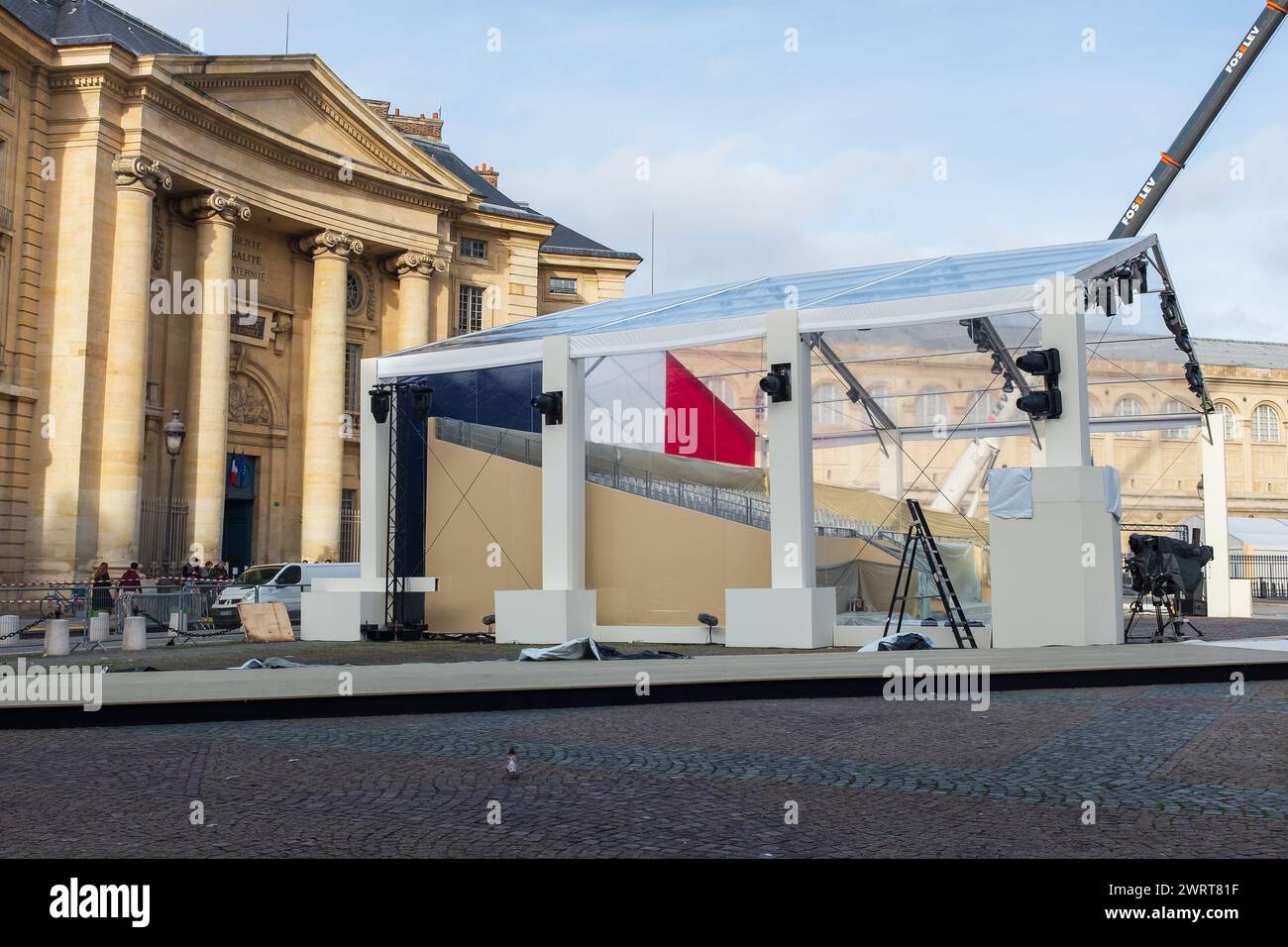 Parigi, Francia. 20 febbraio 2024. La tribuna VIP allestita di fronte alla Facoltà di giurisprudenza di Parigi per la Panteonizzazione di Missak Manouchian Foto Stock