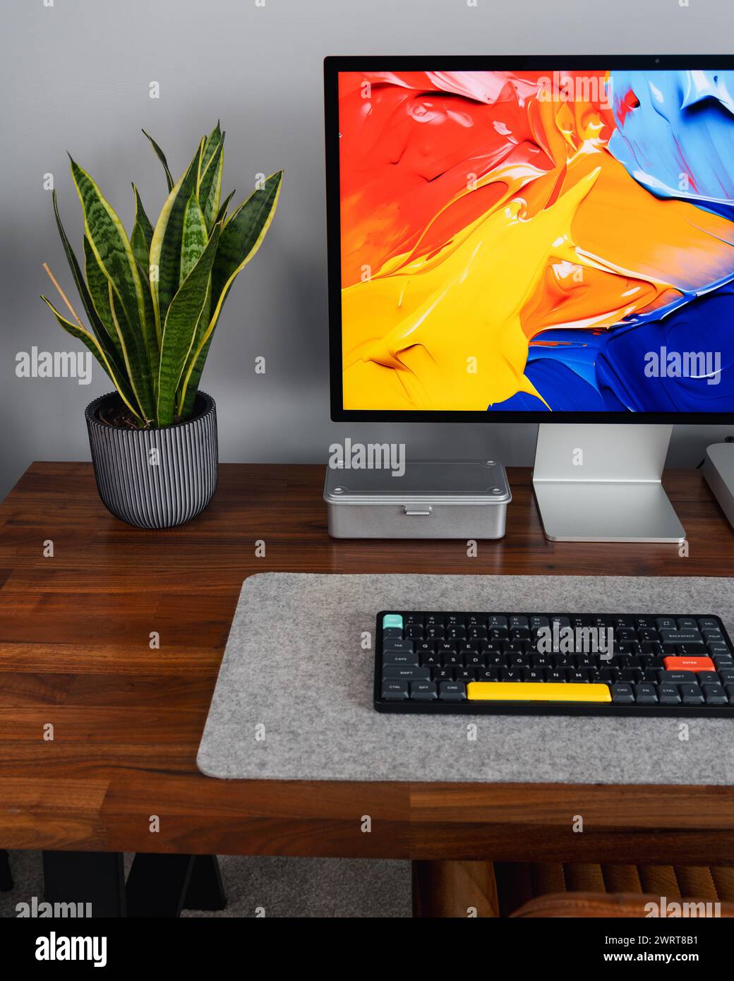 LONDRA - 7 MARZO 2024: Computer Apple Mac in un moderno ufficio domestico, lavoro da casa configurazione minima della scrivania Foto Stock