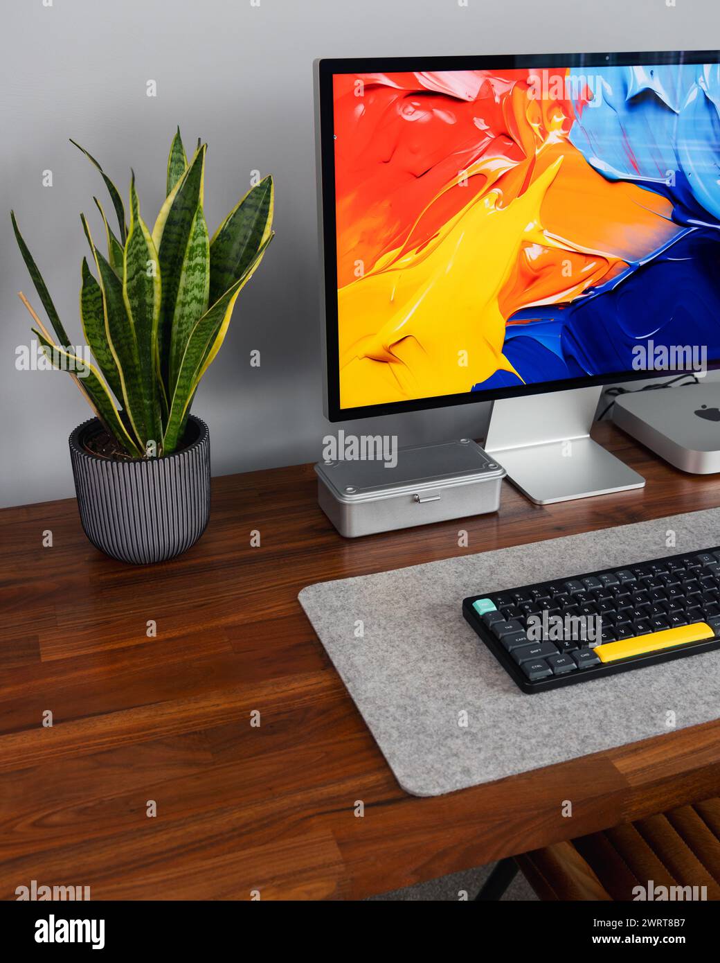 LONDRA - 7 MARZO 2024: Computer Apple Mac in un moderno ufficio domestico, lavoro da casa configurazione minima della scrivania Foto Stock