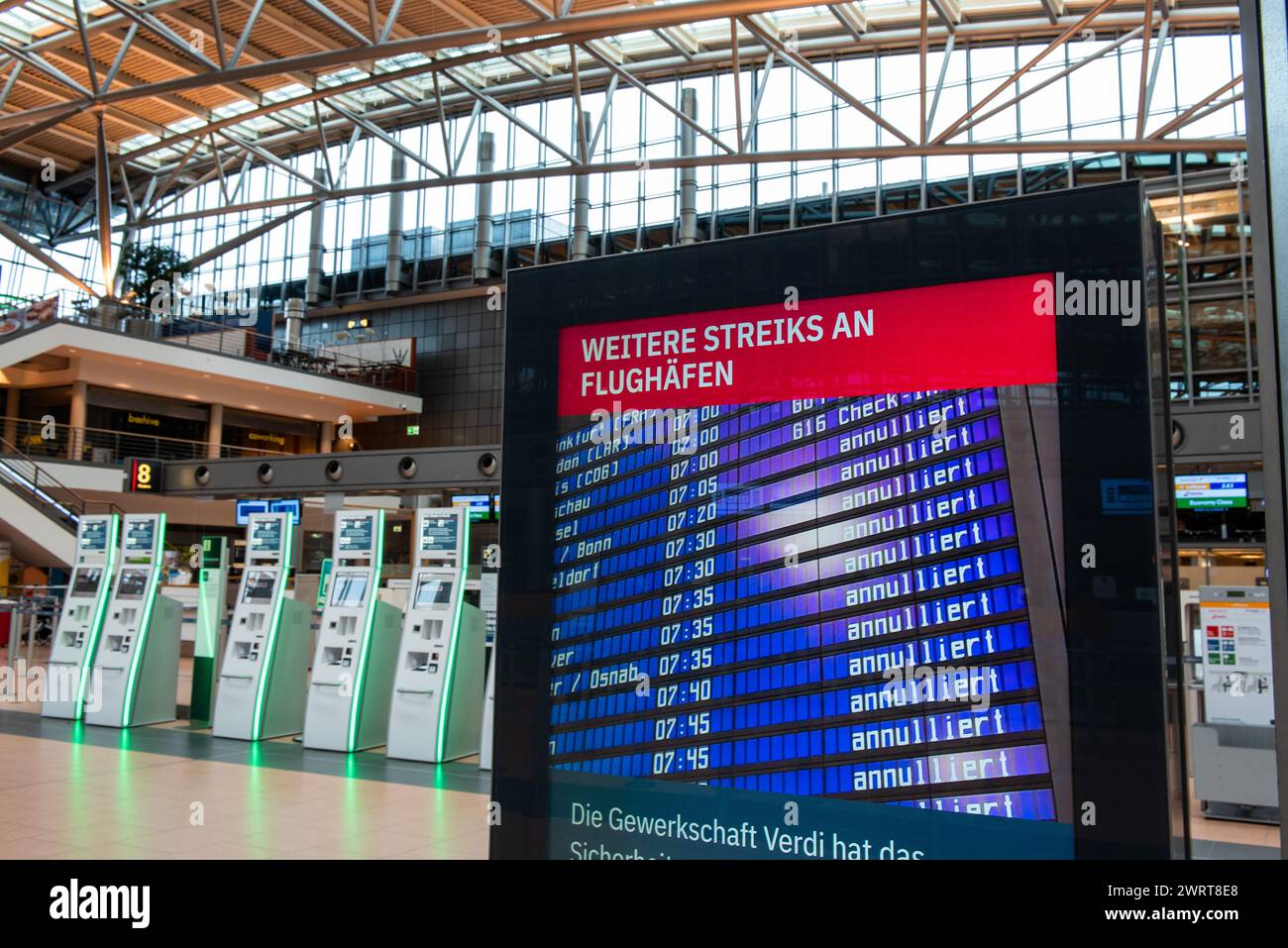 Amburgo, Germania, 14 marzo 2024 - sciopero di Verdi da parte del personale di sicurezza. Titolo delle notizie sul display pubblicitario all'interno del terminale abbandonato. Foto Stock