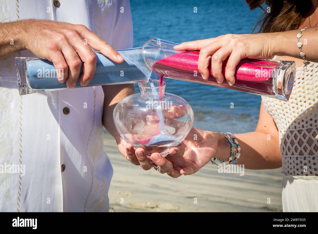 Sposa e sposo che celebrano la cerimonia della sabbia Foto Stock