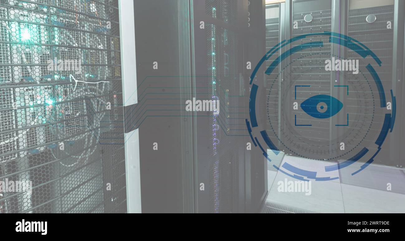 Immagine dello scanner rotondo e dei collegamenti a microprocessore della retina oculare rispetto alla sala server del computer Foto Stock