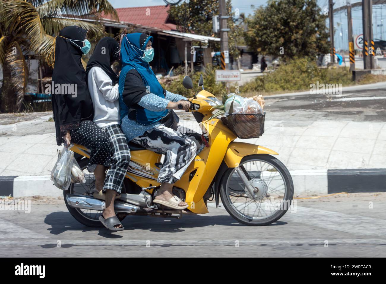 YALA, THAILANDIA, Mar 01 2024, Un gruppo di donne in abbigliamento tradizionale cavalcano insieme su una moto Foto Stock