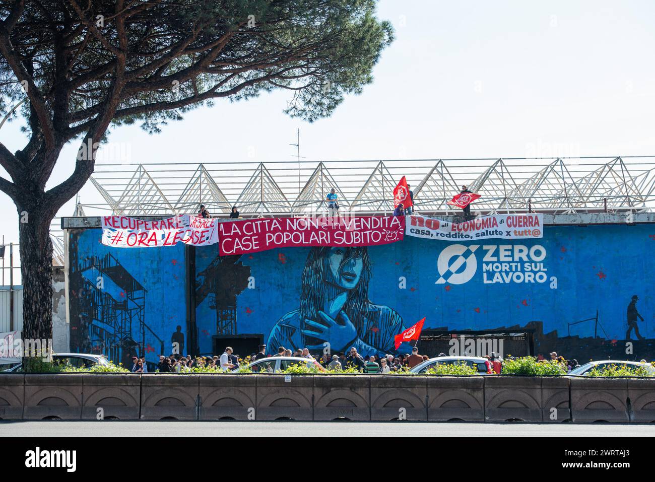 Il movimento per il diritto all'abitare, manifesta contro la crisi abitativa mettendo degli striscioni sopra l'ingresso dell'Ex Fiera di Roma su via Cristoforo Colombo - Cronaca - Roma, Italia - Gioved&#xec;, 14 marzo 2024 (foto Valentina Stefanelli/LaPresse)&#xa0; il movimento per il diritto di vivere dimostra contro la crisi abitativa mettendo degli striscioni sopra l'ingresso dell'Ex Fiera di Roma in via Cristoforo Colombo. News - Roma, Italia - il movimento per il diritto alla vita dimostra contro la crisi abitativa ponendo striscioni sopra l'ingresso dell'Ex Fier Foto Stock