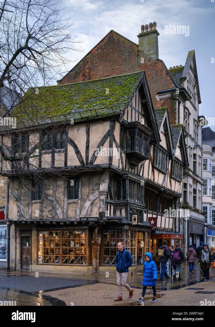 Edificio classificato Grade II all'angolo tra Cornmarket e Ship Street nella città di Oxford Foto Stock