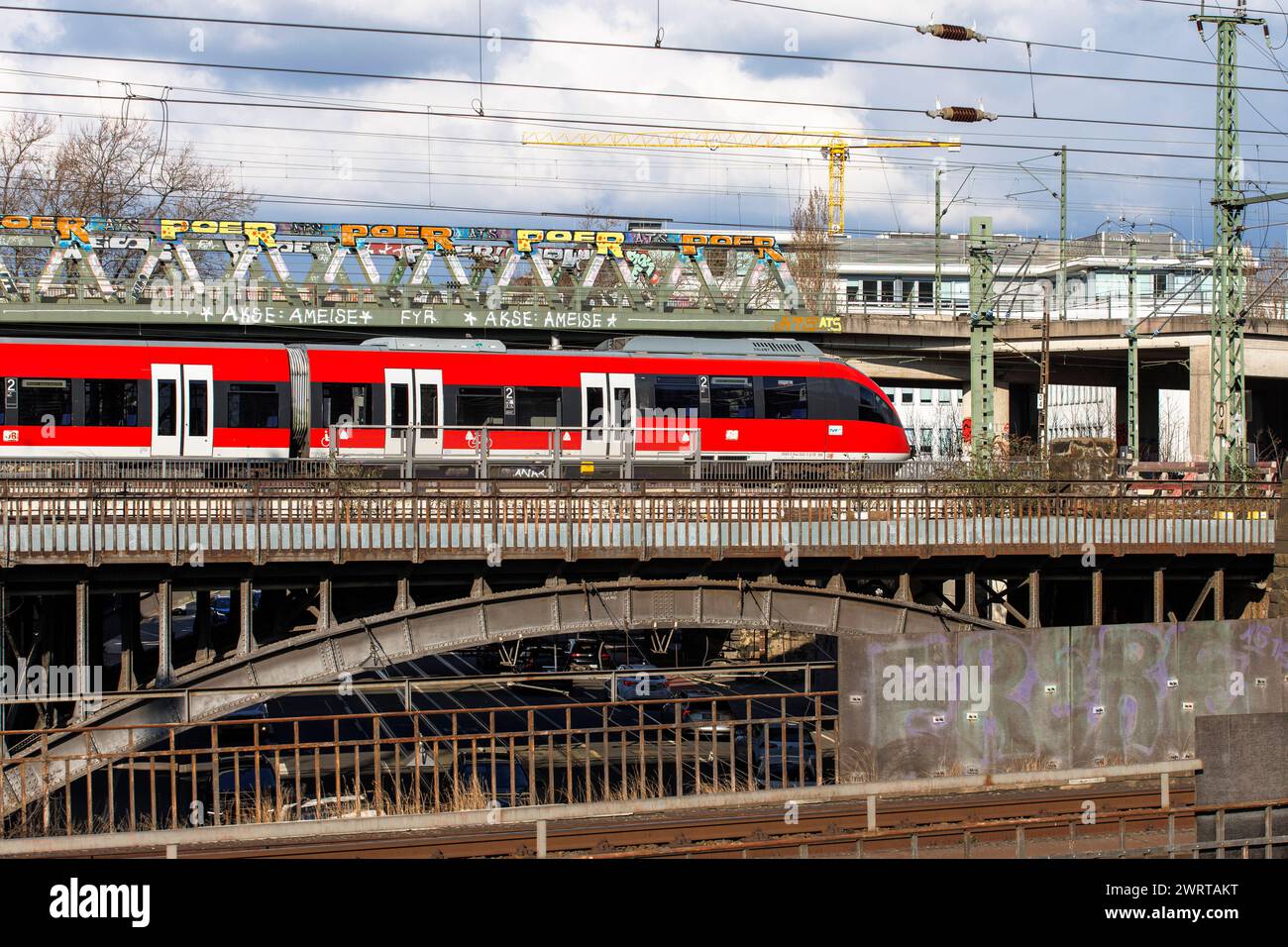 Treno regionale della Deutsche Bahn su uno dei ponti sulla Deutz-Muelheimer-Street nel quartiere Deutz, Colonia, Germania. Regionalzug der Deuts Foto Stock