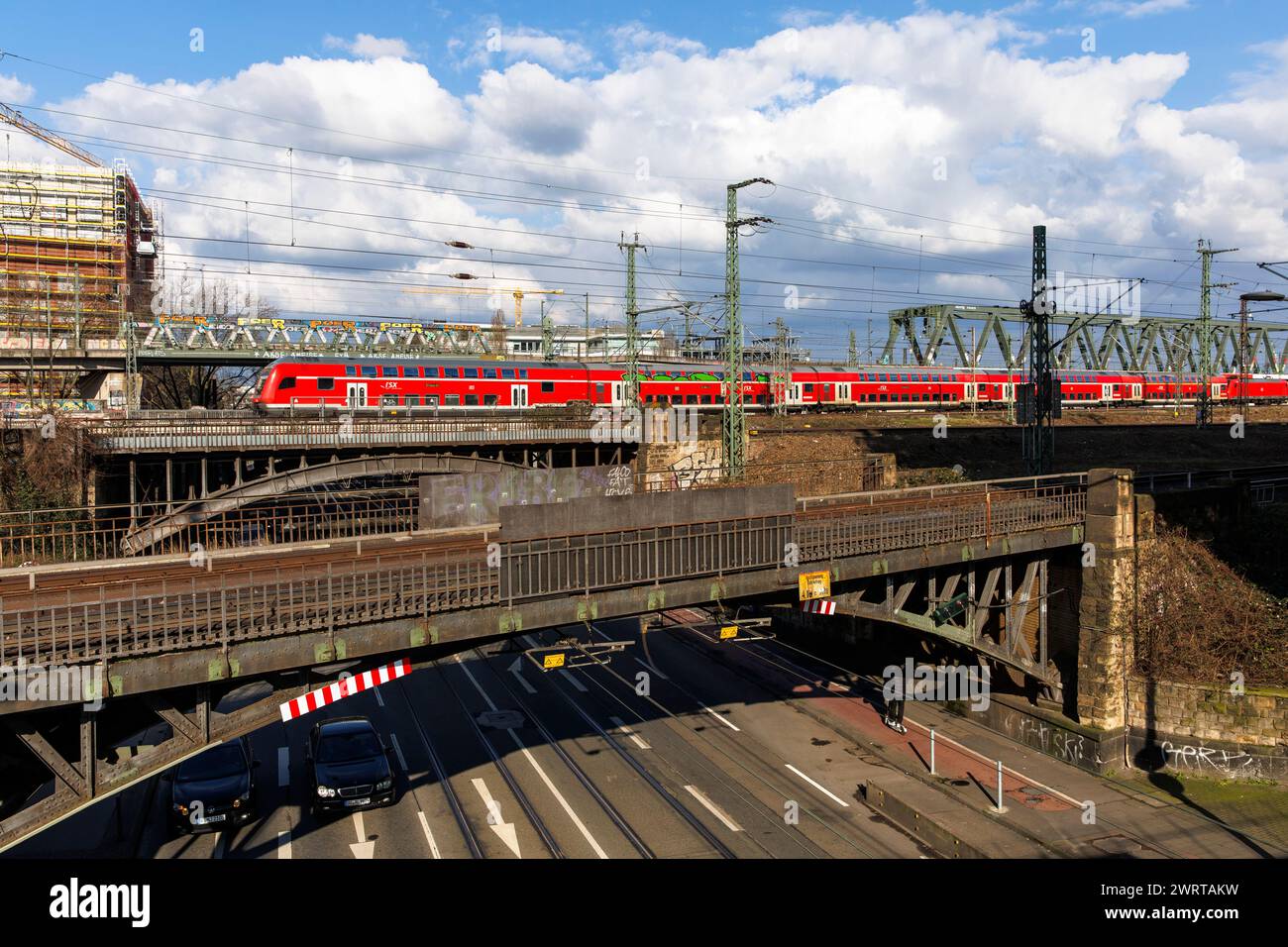 Treno regionale della Deutsche Bahn su uno dei ponti sulla Deutz-Muelheimer-Street nel quartiere Deutz, Colonia, Germania. Regionalzug der Deuts Foto Stock