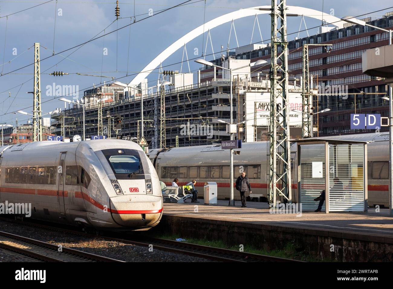Treno ad alta velocità ICE 4 della Deutsche Bahn nella stazione Deutz, arco della Lanxess Arena, Colonia, Germania. ICE 4 Hochgeschwindigkeitszug der Deutschen Foto Stock