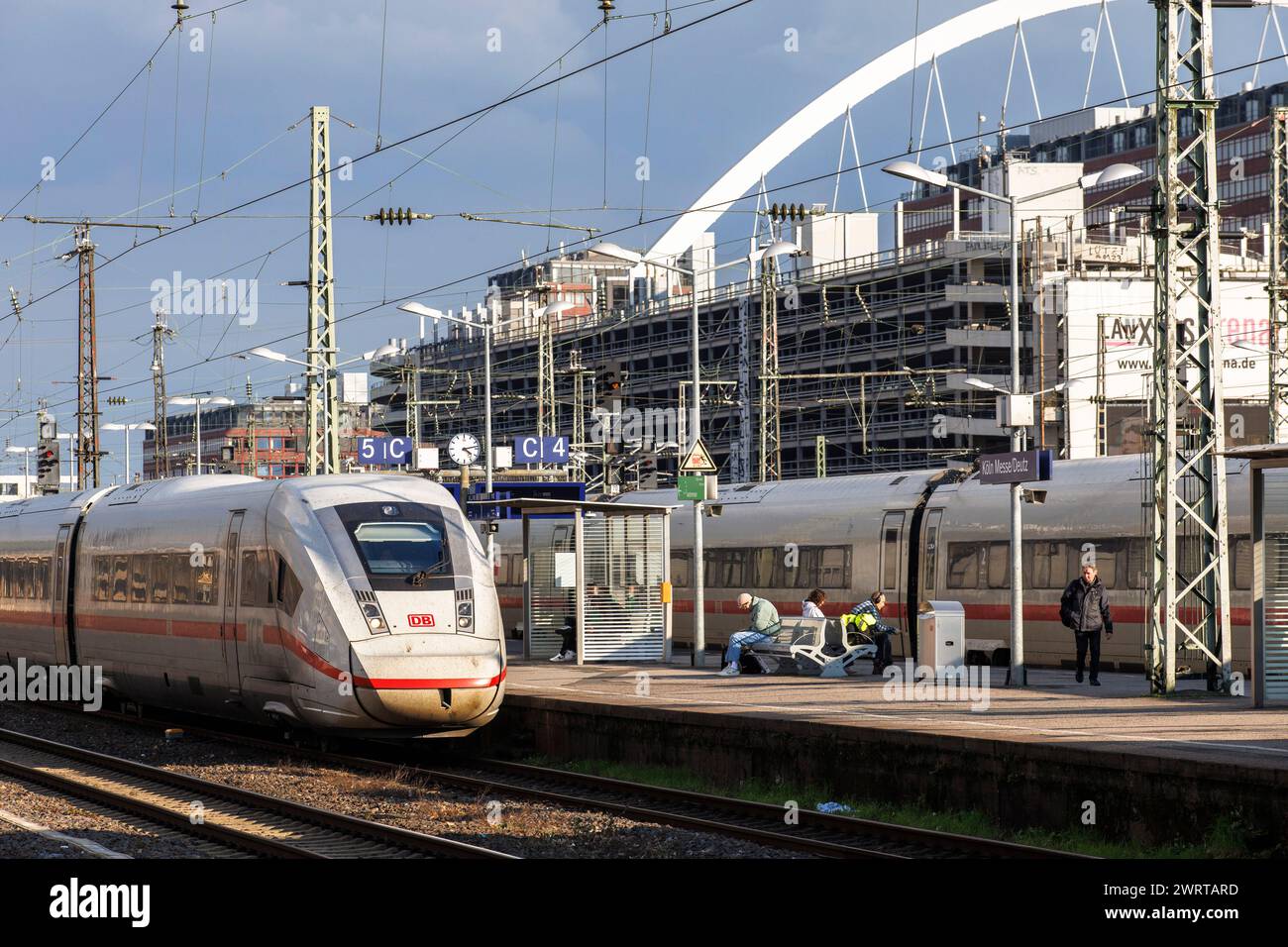 Treno ad alta velocità ICE 4 della Deutsche Bahn nella stazione Deutz, arco della Lanxess Arena, Colonia, Germania. ICE 4 Hochgeschwindigkeitszug der Deutschen Foto Stock