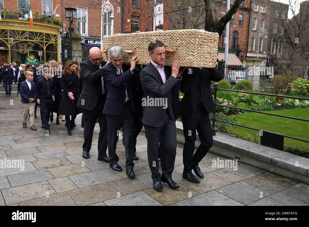 La bara di Charlie Bird arriva per un servizio alla Mansion House di Dublino per celebrare la vita dell'ex corrispondente di RTE morto lunedì. Data foto: Giovedì 14 marzo 2024. Foto Stock