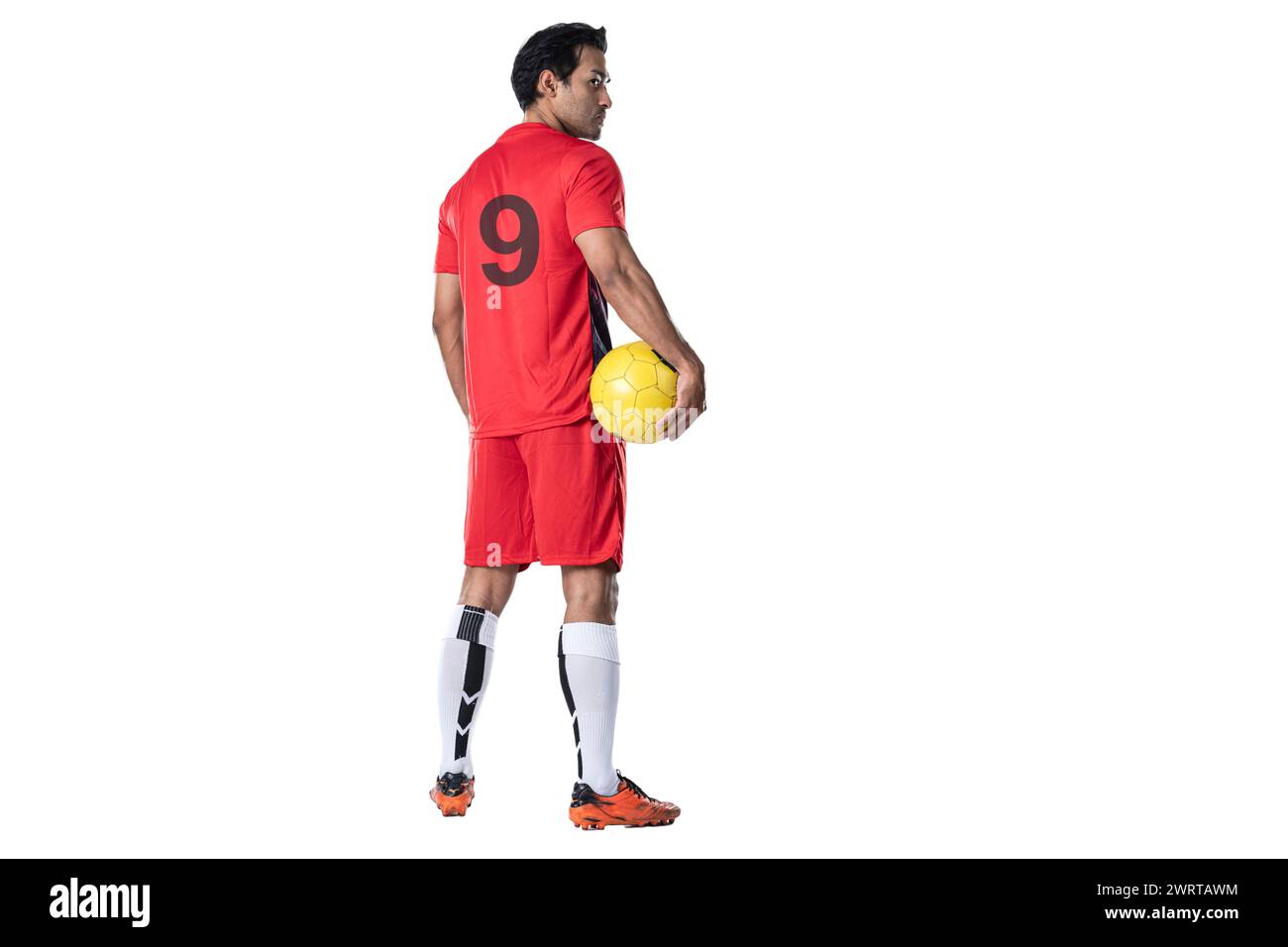 Giocatore di calcio professionista in uniforme da allenamento rossa posa su uno sfondo bianco concetto di calcio stile di vita attivo e sano Foto Stock Giocatore di calcio professionista in uniforme da allenamento rossa posa su uno sfondo bianco concetto di calcio stile di vita attivo e sano Foto Stock