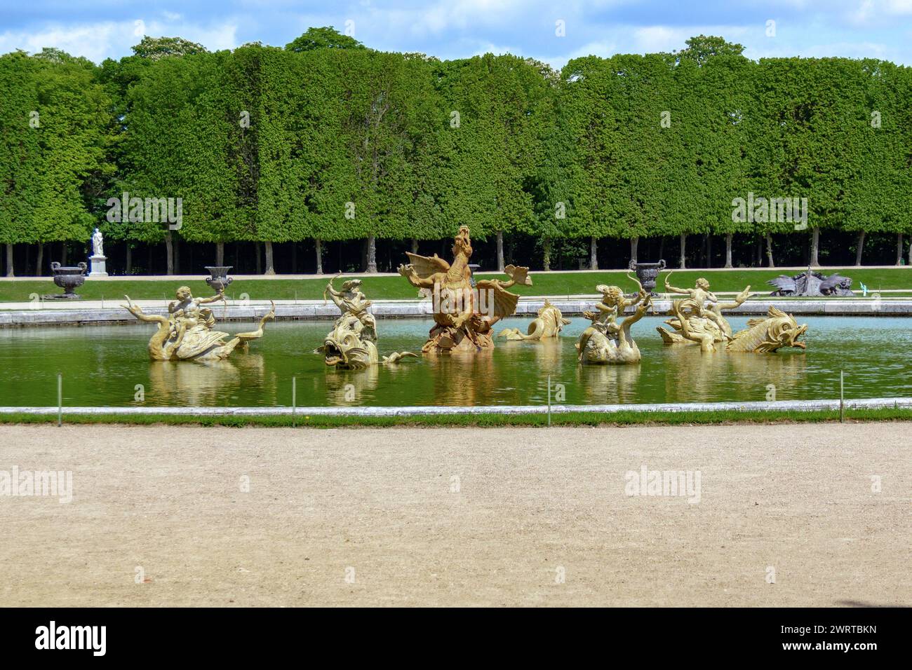 VERSAILLES, FRANCIA - 12 MAGGIO 2013: Questo è un gruppo scultoreo nella piscina del Drago nel Parco del Palazzo. Foto Stock