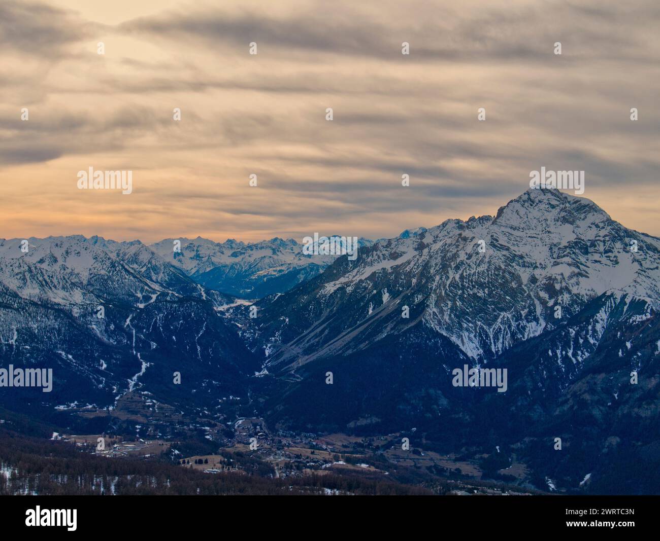 Vista della Valle di Susa, Italia con Alpi francesi oltre Foto Stock