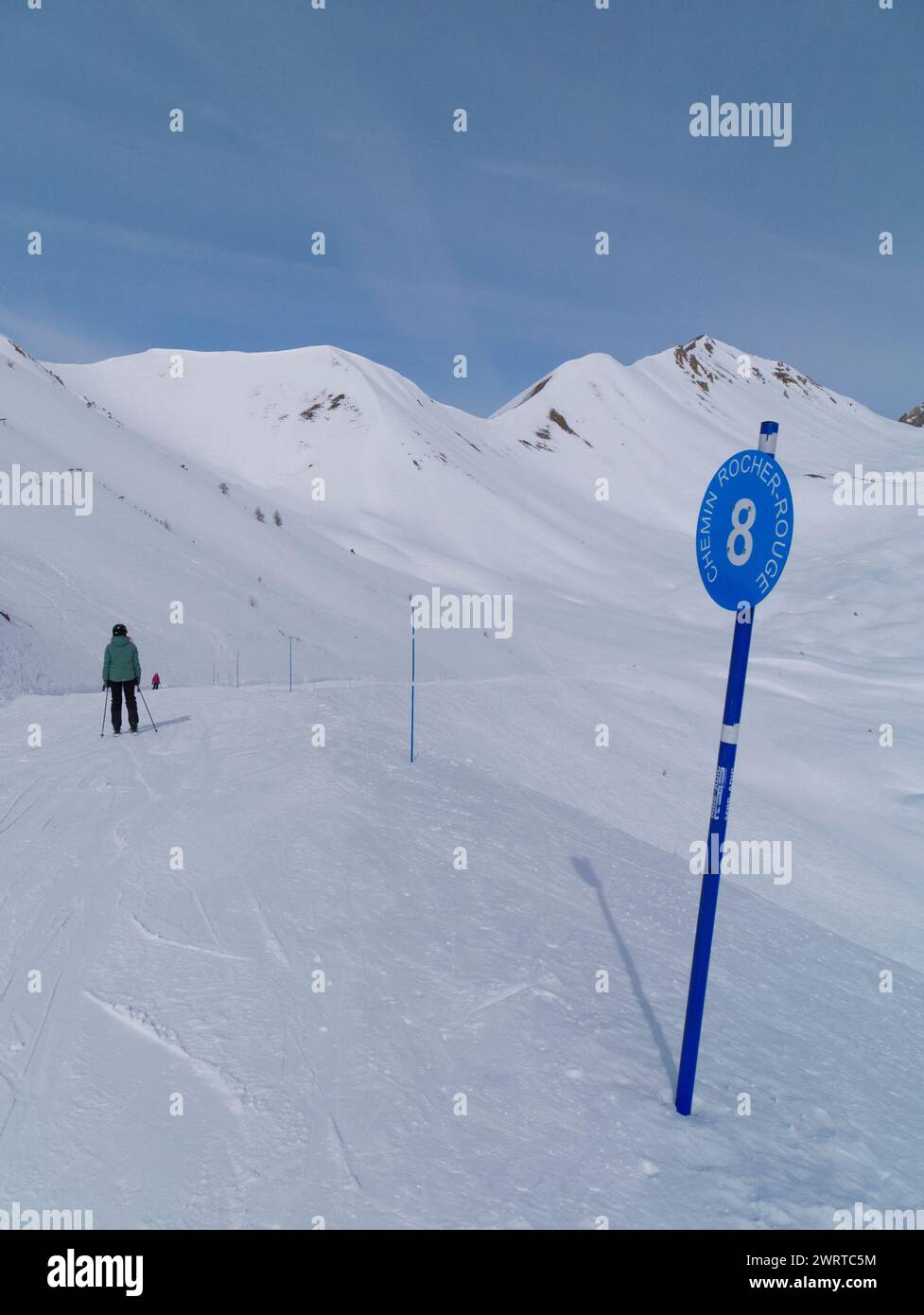 Sciatore su facile pista blu, Montgenevre, Alpi francesi Foto Stock