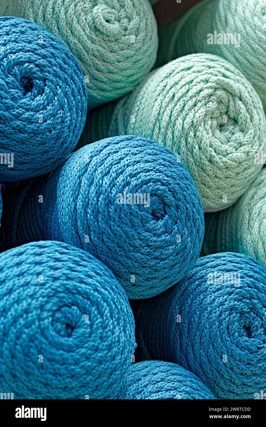 Sfere multiple di fili azzurri e turchesi, sfondo in tessuto astratto Foto Stock