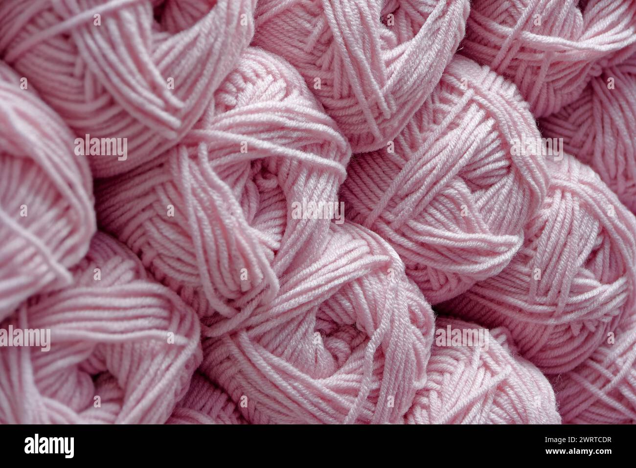 Sfere multiple di fili rosa, sfondo in tessuto astratto Foto Stock